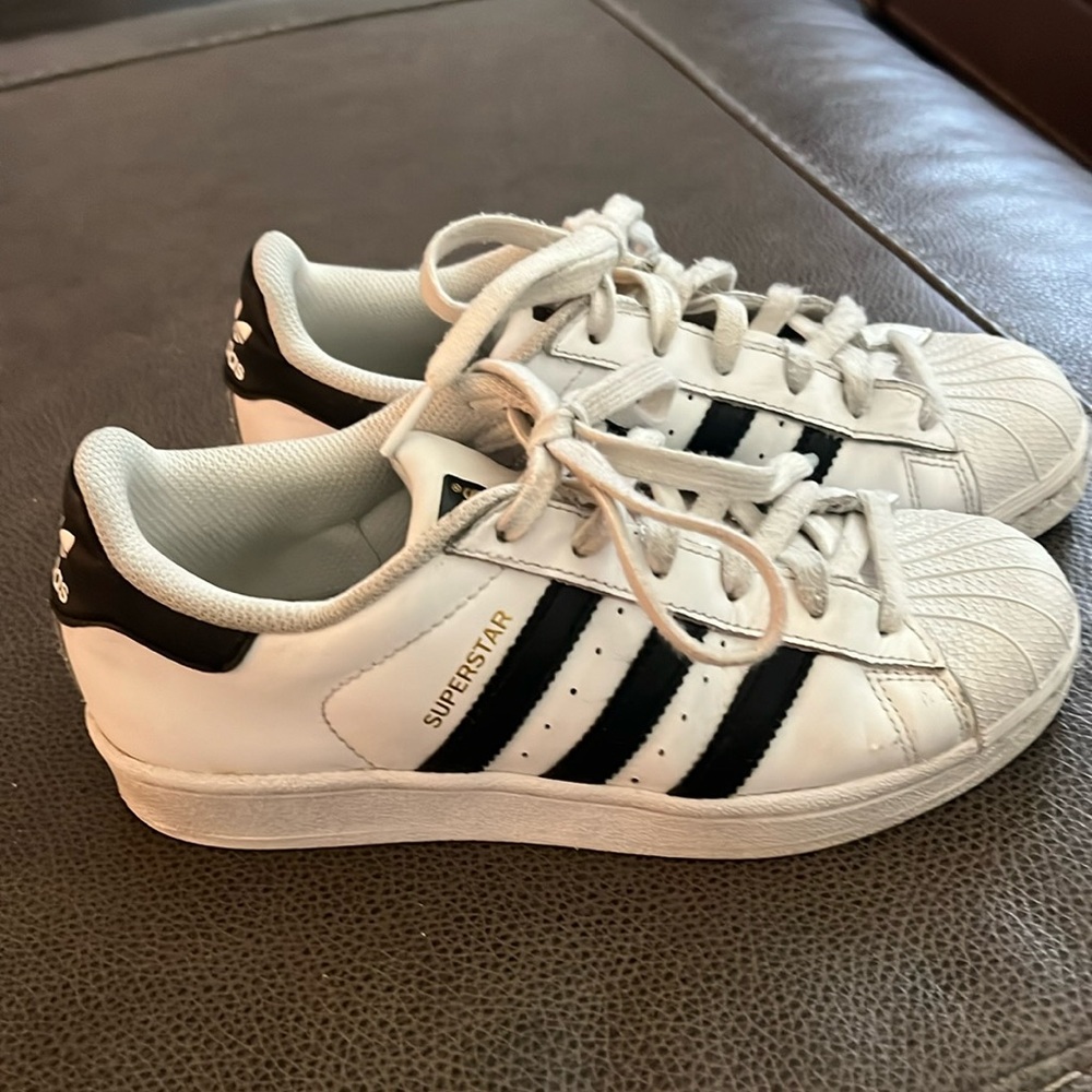 Adidas superstar black and white size 4